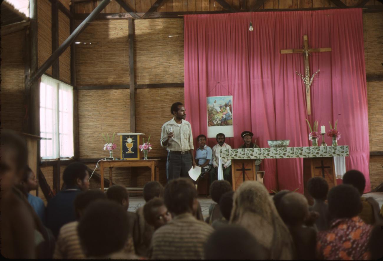 BD/132/3 -
groepsfoto mensen in kerk die luisteren naar man
