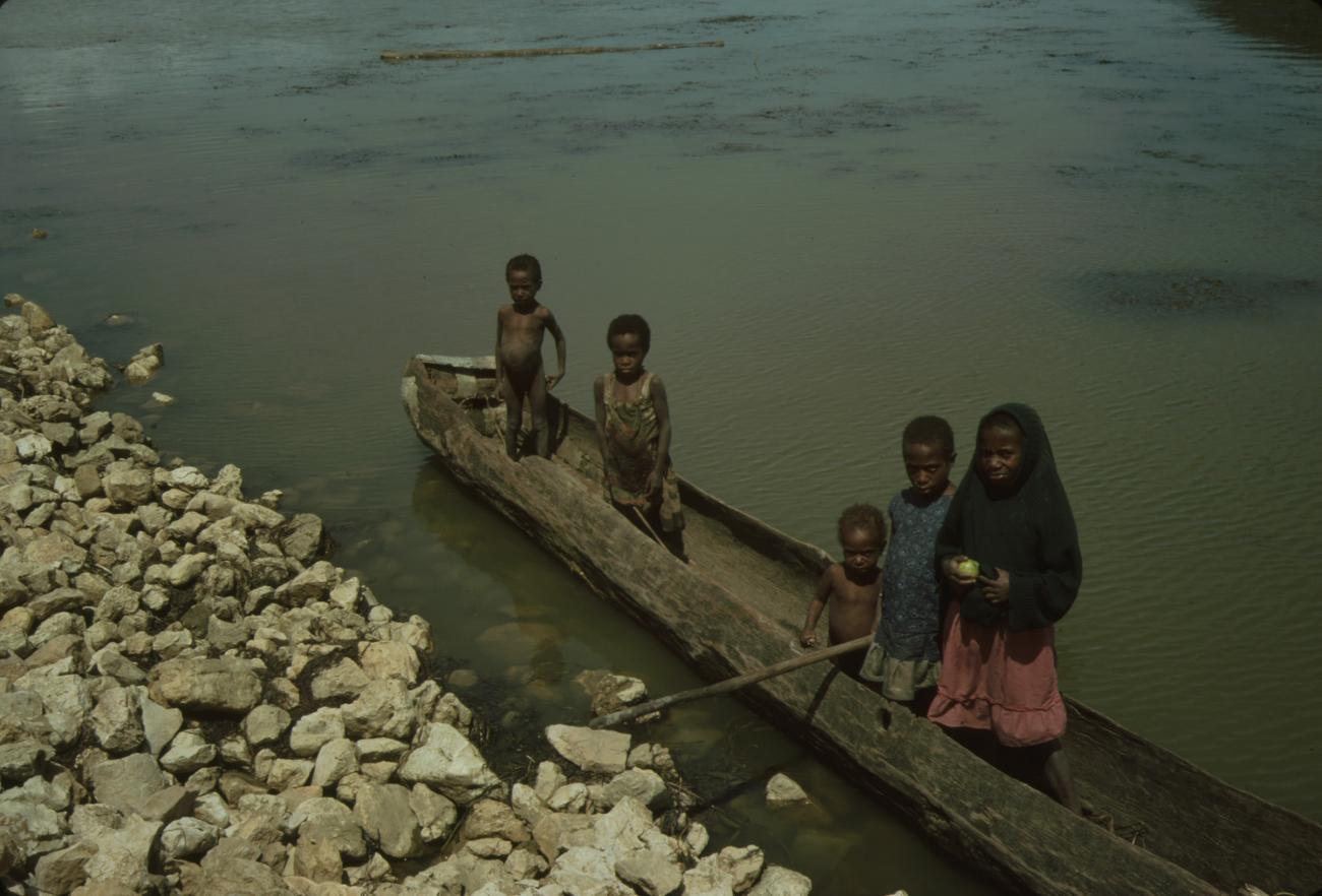 BD/132/45 - 
groepsfoto van kinderen in kano, prauw
