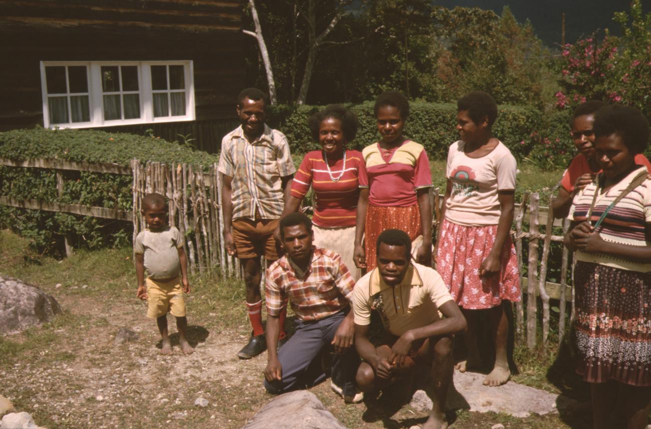 BD/132/47 - 
portretfoto van gezin voor huis
