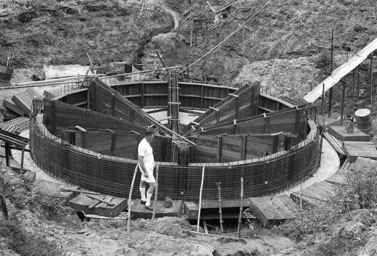 BD/133/1002 -
Westerse beambte bij wat mogelijk waterzuiveringsinstallatie in aanbouw is