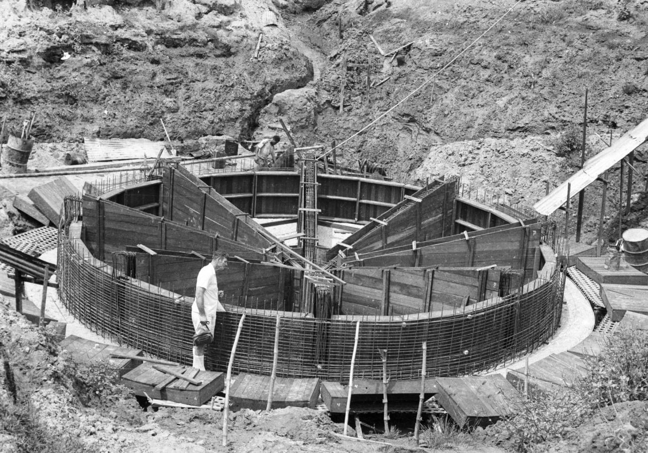 BD/133/1003 -
Westerse beambte bij wat mogelijk waterzuiveringsinstallatie in aanbouw is