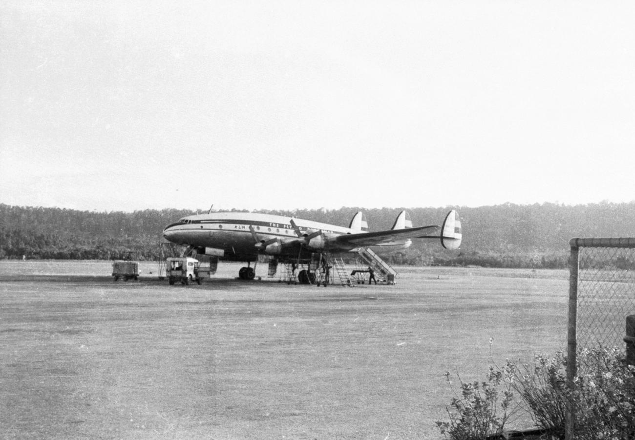 BD/133/1072 -
KLM vliegtuig op landingsbaan in Papoea