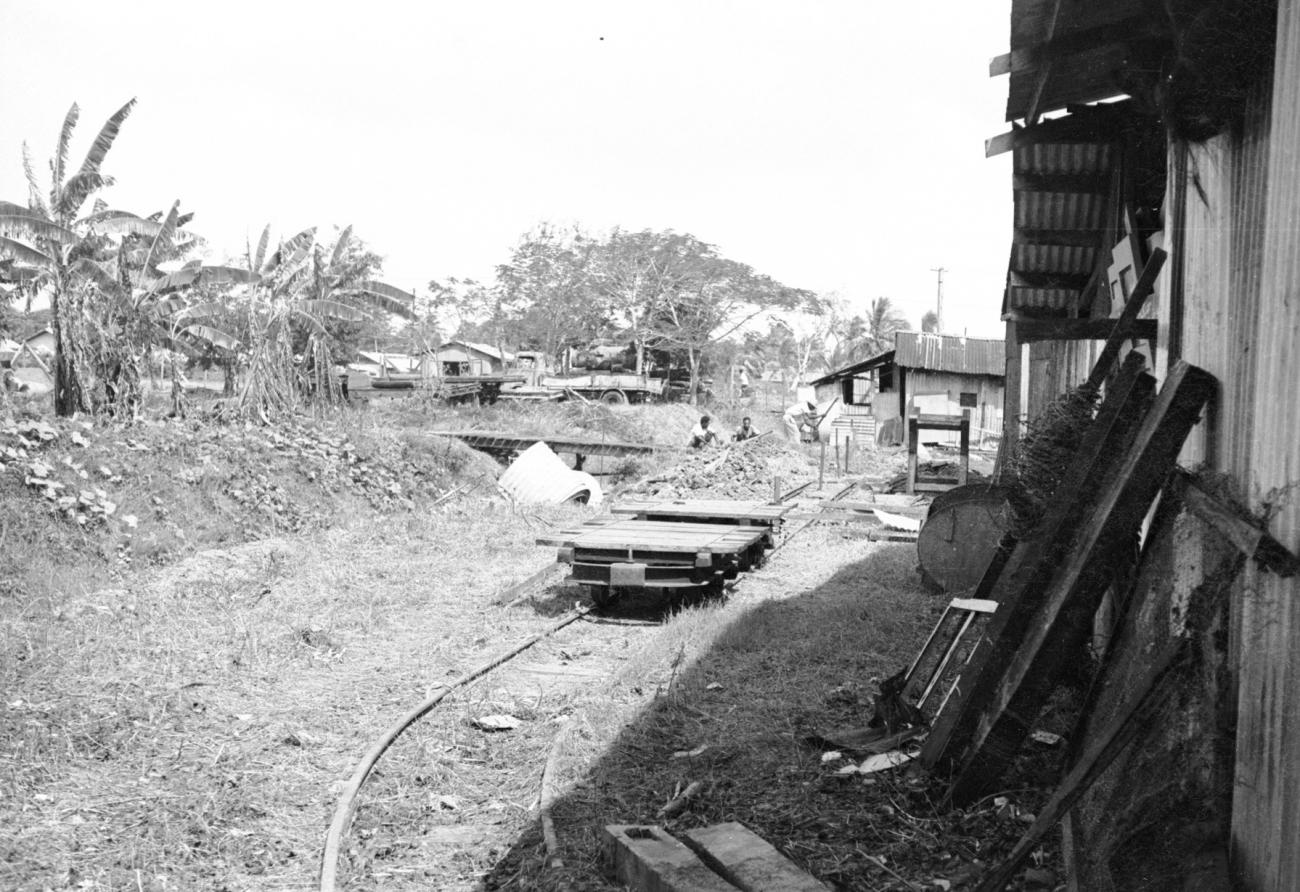 BD/133/1111 -
Opslag van bouwmaterialen met rails