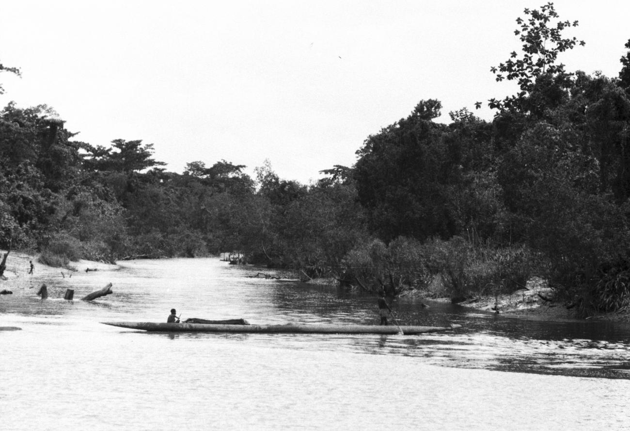 BD/133/1152 -
Prauw met Papoea's in de rivier