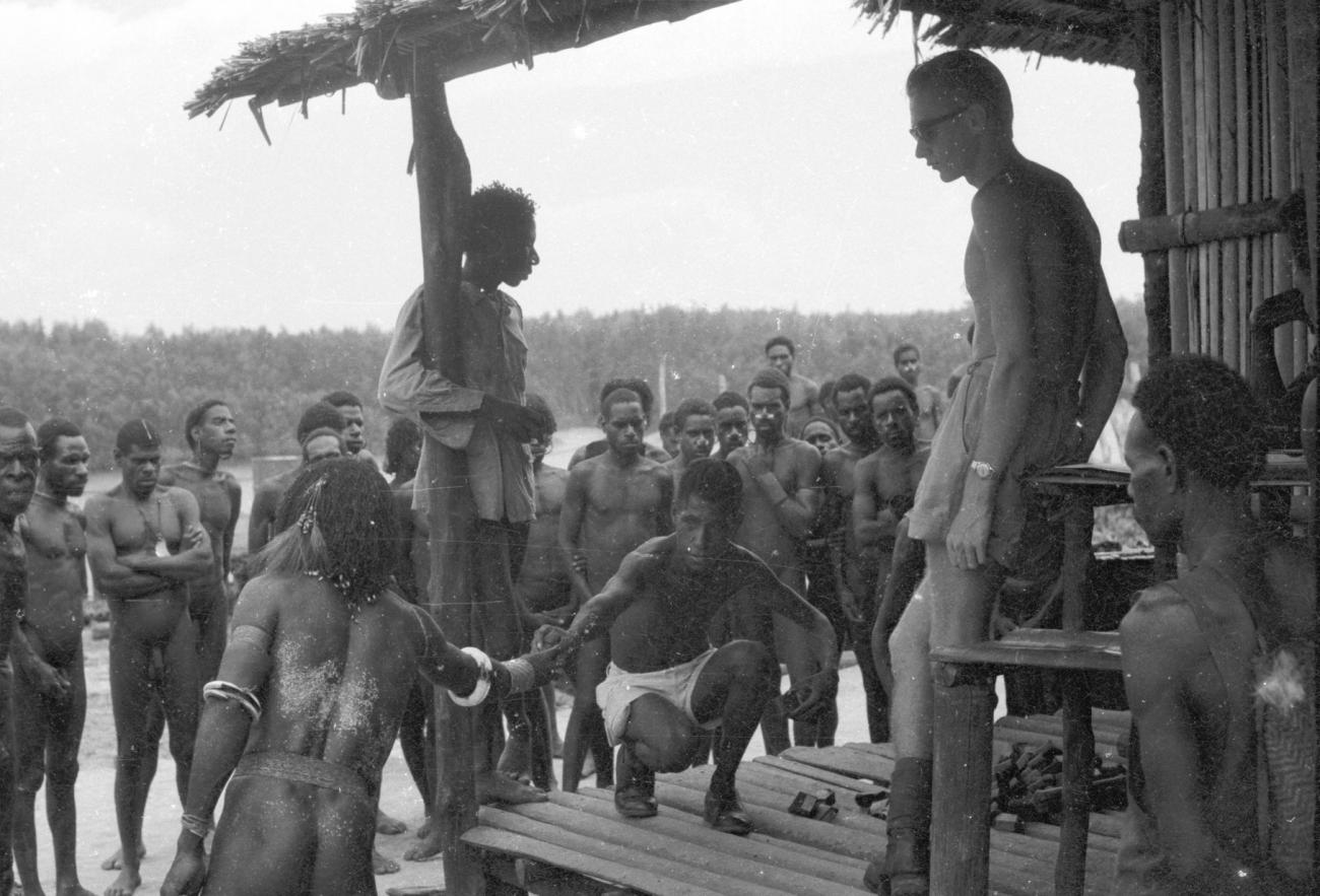 BD/133/1163 -
Groep Asmat bij uitdeling van goederen