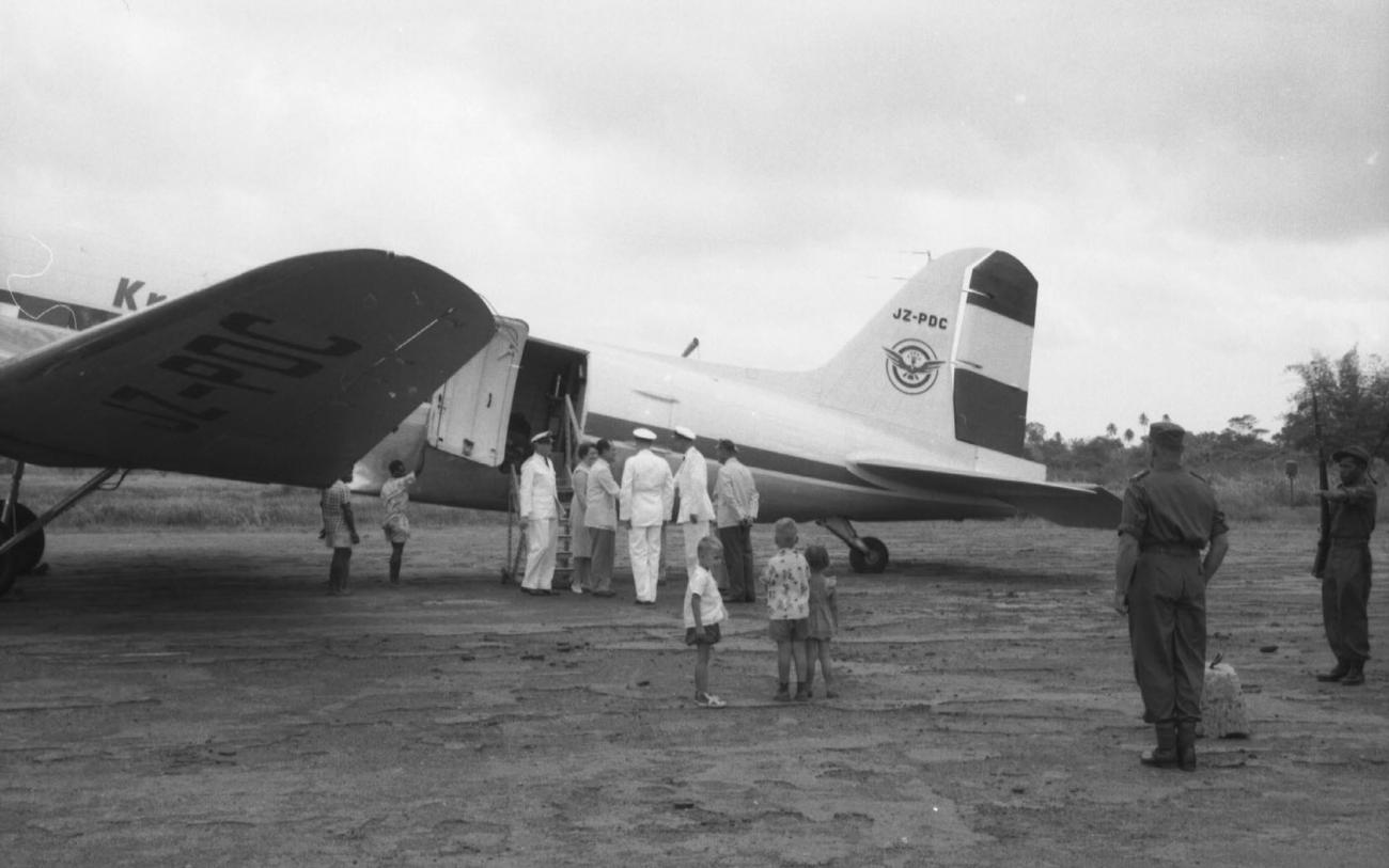 BD/133/11 - 
Arrival of the Resident by plane
