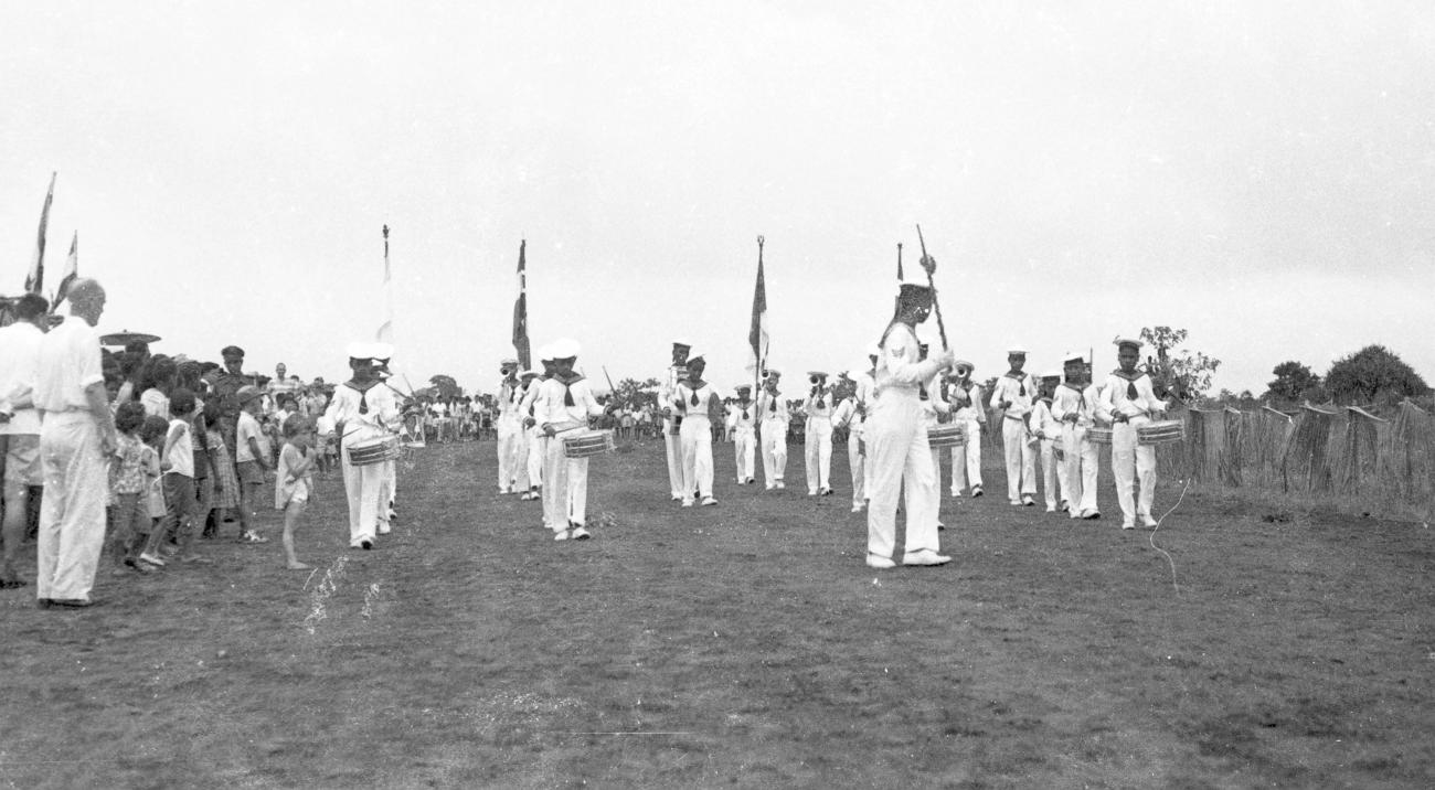 BD/133/128 -
De muziek speelt ter ere van Koninginnedag