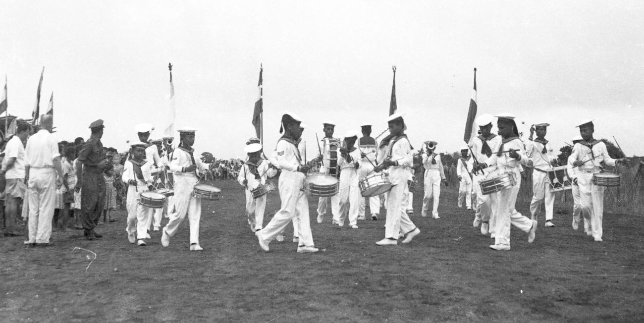 BD/133/129 -
De muziek speelt ter ere van Koninginnedag