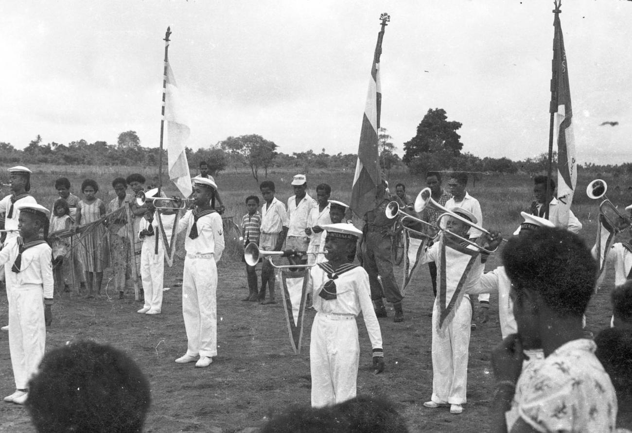 BD/133/135 -
De muziek speelt ter ere van Koninginnedag