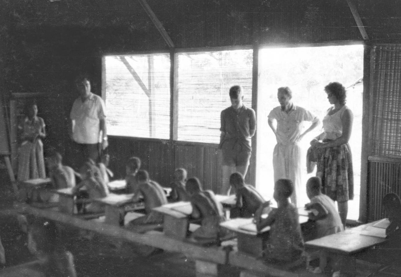 BD/133/142 -
Op bezoek in een school