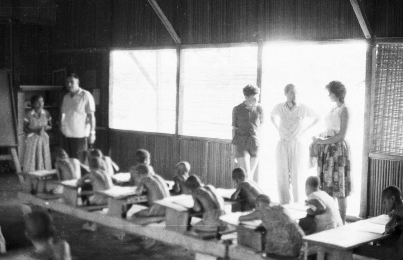 BD/133/143 -
Op bezoek in een school