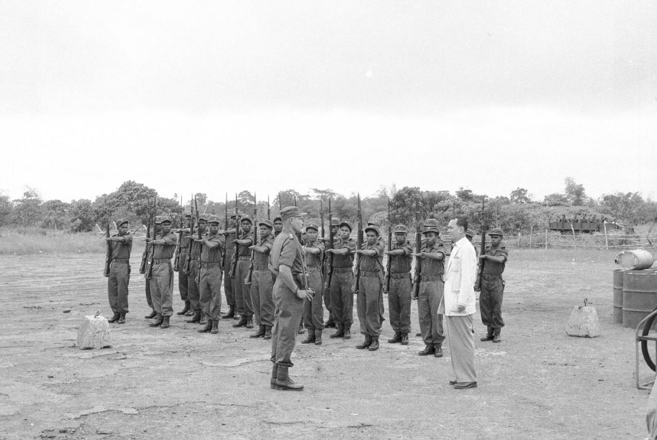 BD/133/14 - 
Inspection of the Honorary Guard by the Resident
