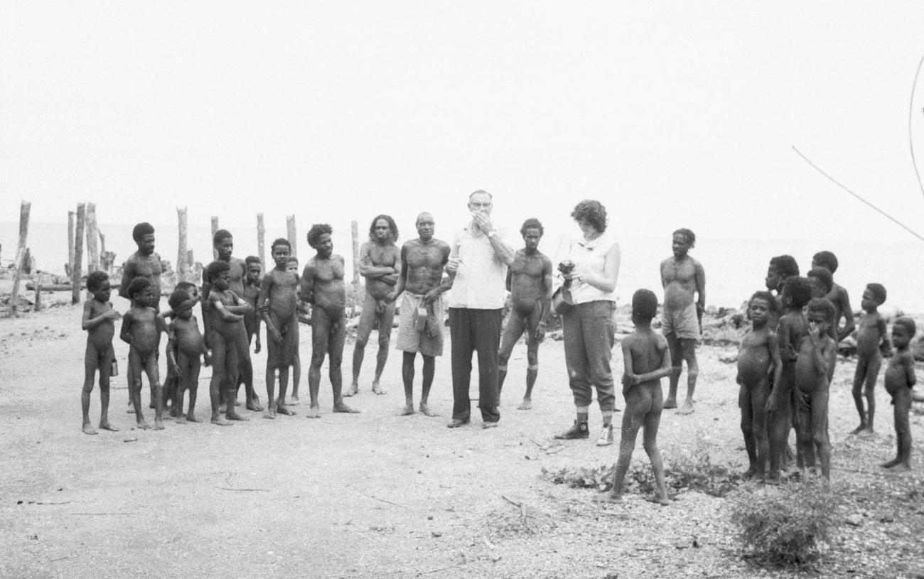 BD/133/157 -
Op bezoek bij de oorspronkelijke Papua bewoners