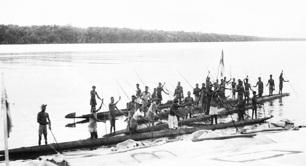 BD/133/171 -
Prauwen met bemanningen op het water