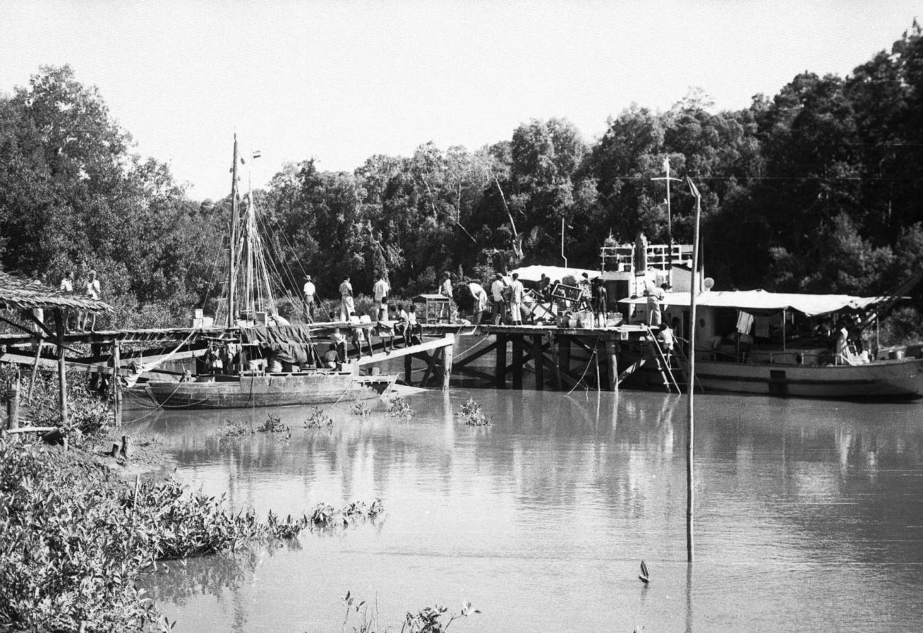 BD/133/187 -
Bedrijvigheid bij de boten aan de aanlegsteiger