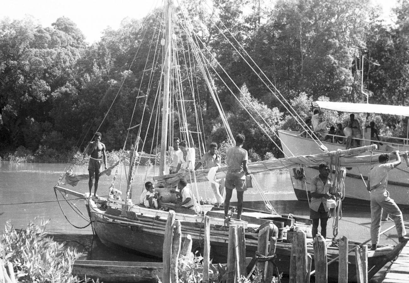 BD/133/190 -
Boten aan de aanlegsteiger in de haven