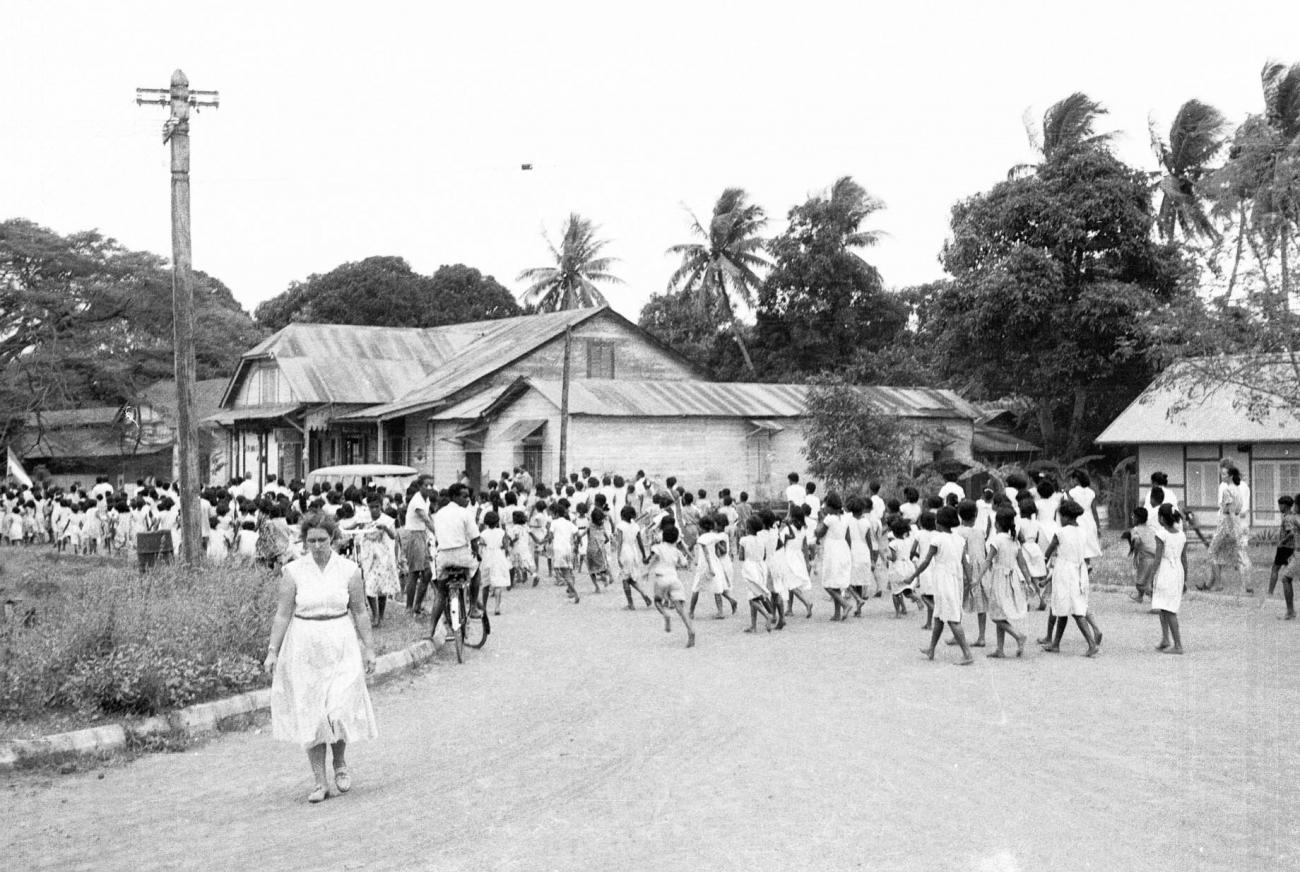BD/133/20 - 
Marching band followed by a group of children
