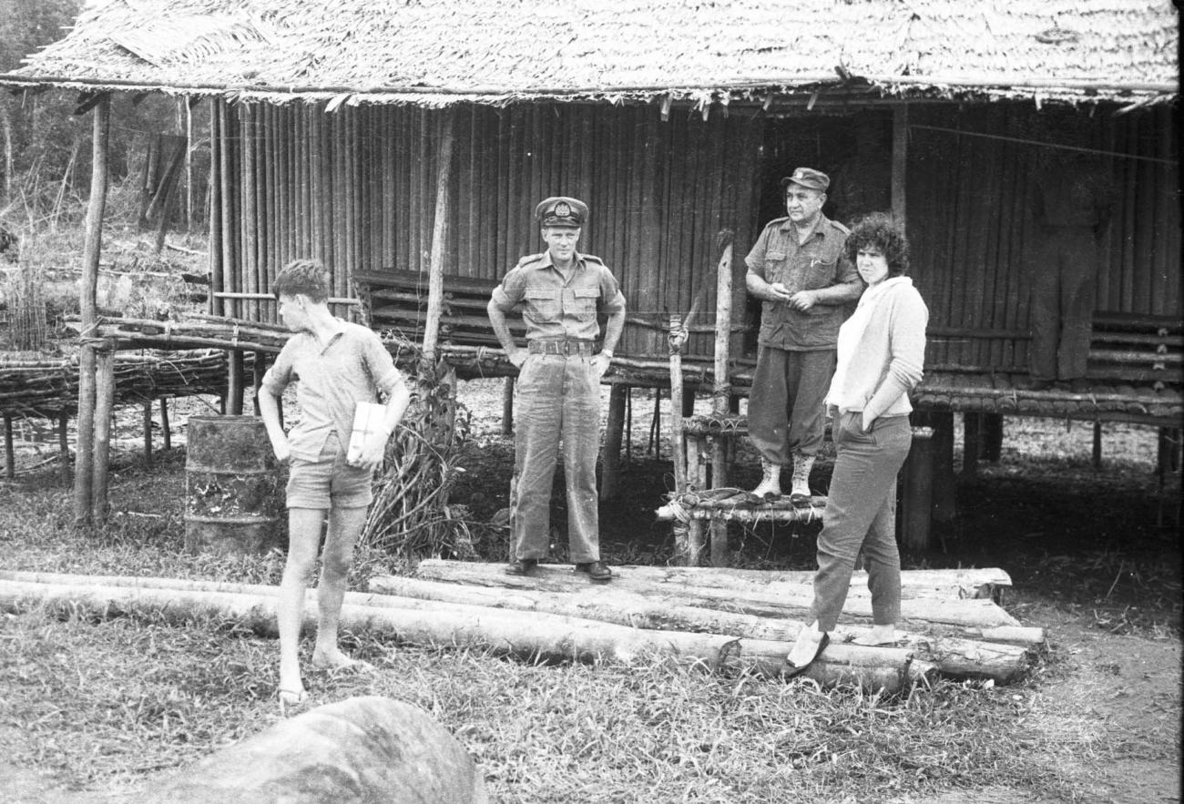 BD/133/216 -
Groepsfoto met plaatselijke ambtenaren