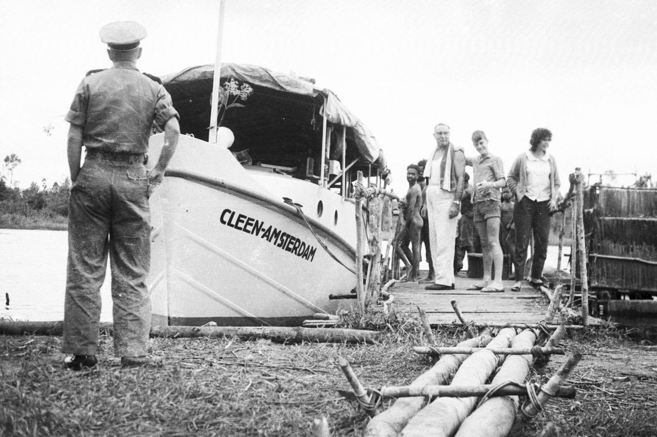 BD/133/217 - 
Groepsfoto bij de boot
