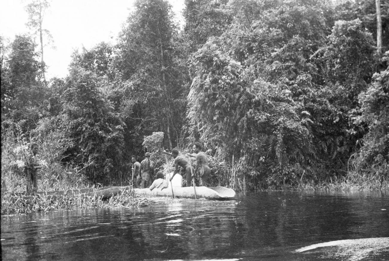 BD/133/233 - 
Prauw op de rivier
