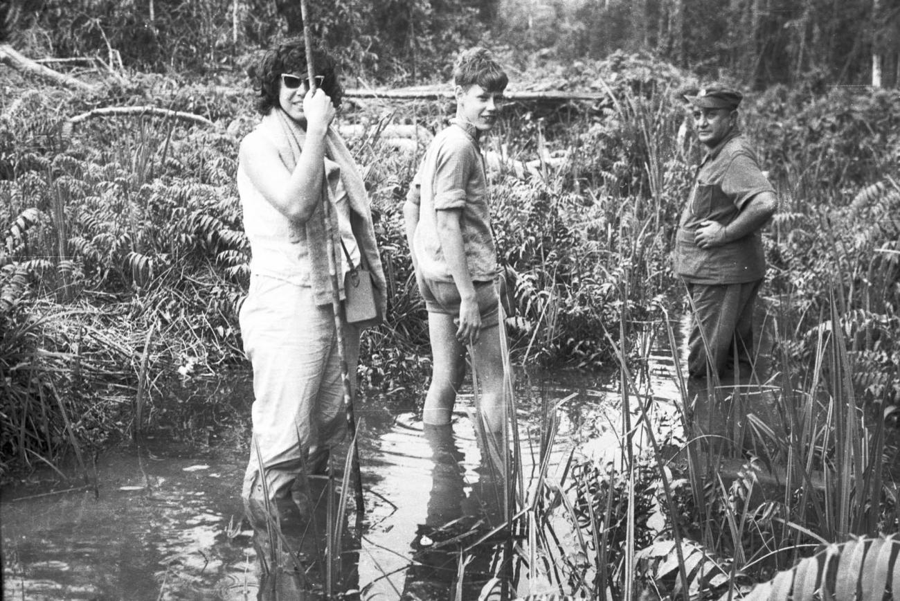BD/133/237 -
Vervolg van de tocht te voet door het lage water