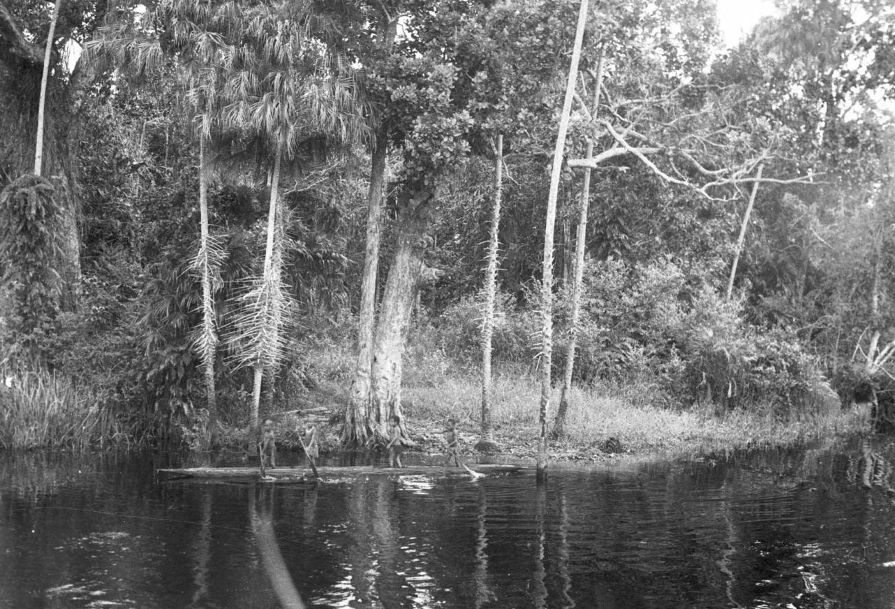 BD/133/254 -
Kinderen in een prauw aan de oever van de rivier