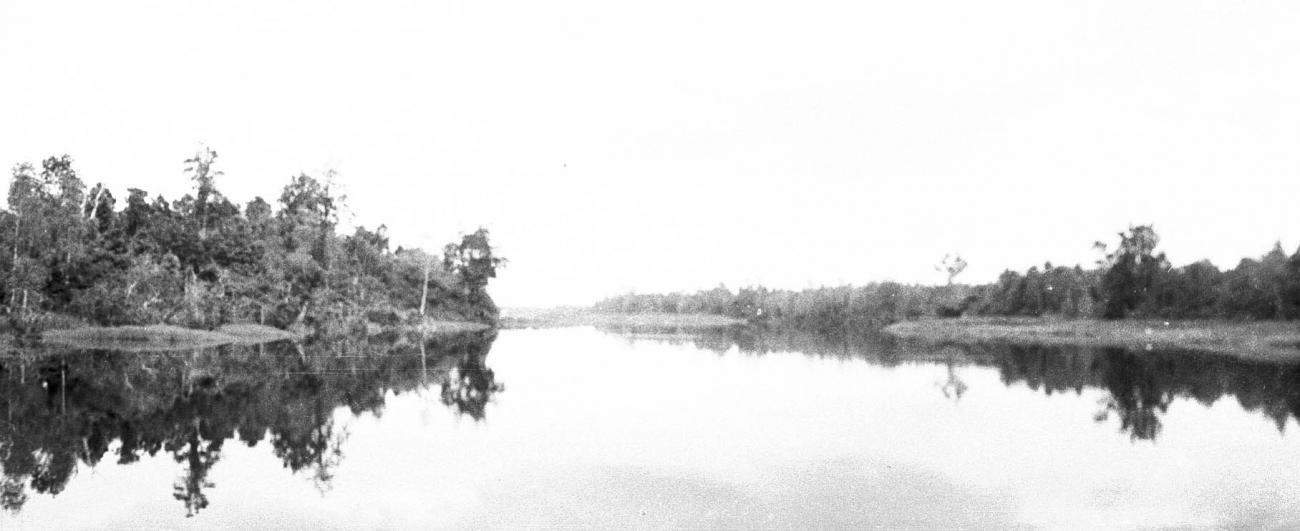BD/133/273 - 
Opname van de rivier met oevers
