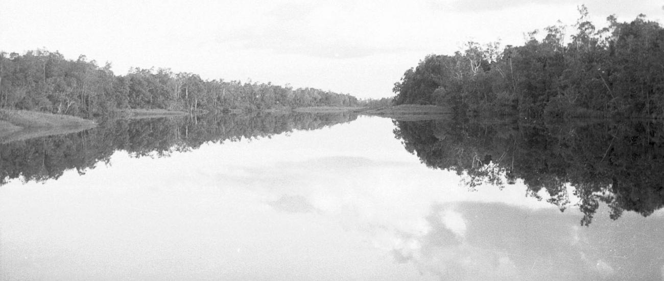 BD/133/281 - 
Opname van de rivier met oevers
