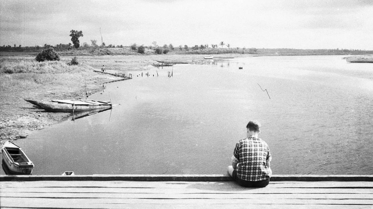 BD/133/282 - 
Uitkijkende over de rivier
