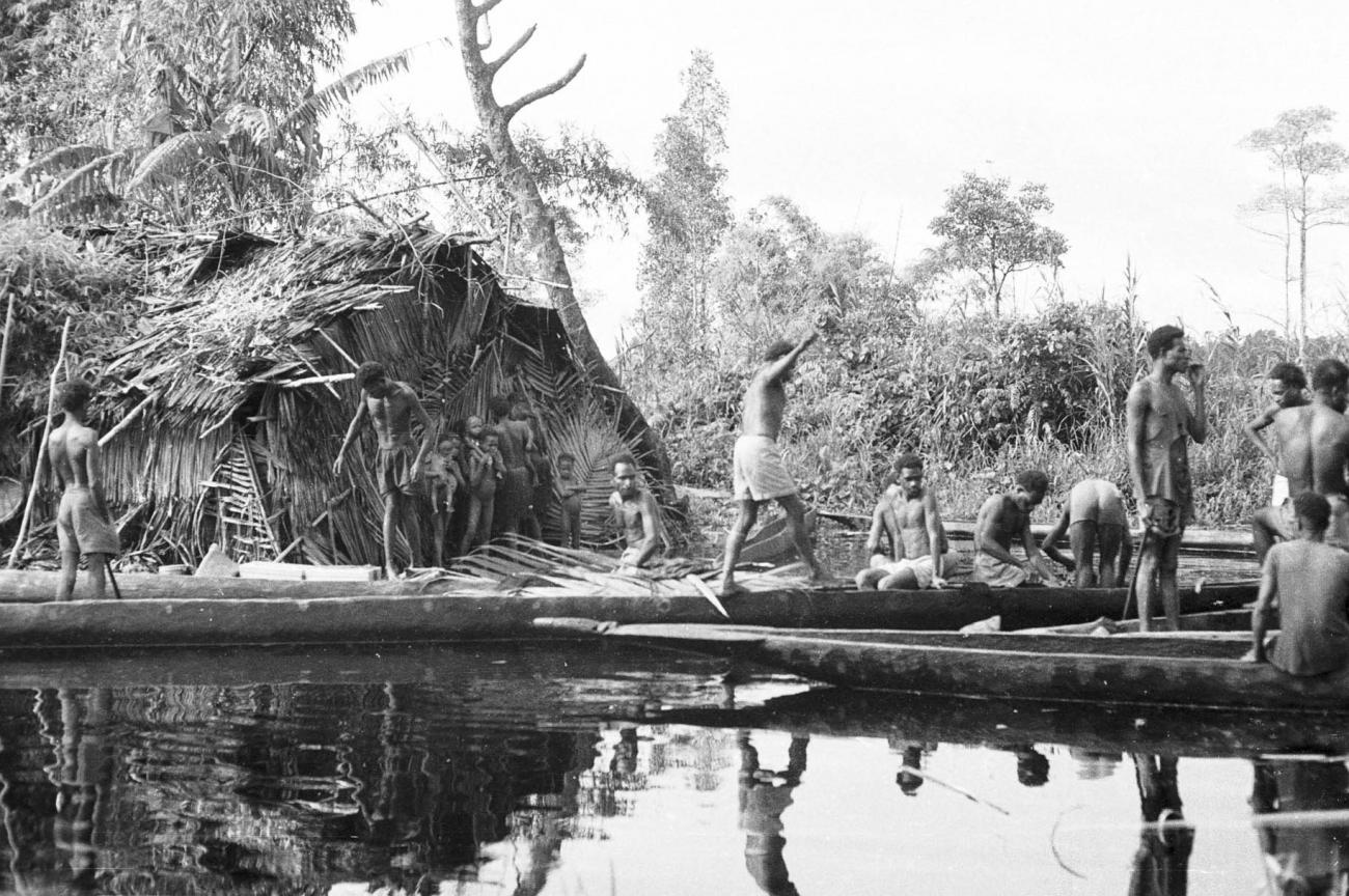 BD/133/293 -
Tocht Merauke-Kepi-Cook: Hut met prauwen aan het water