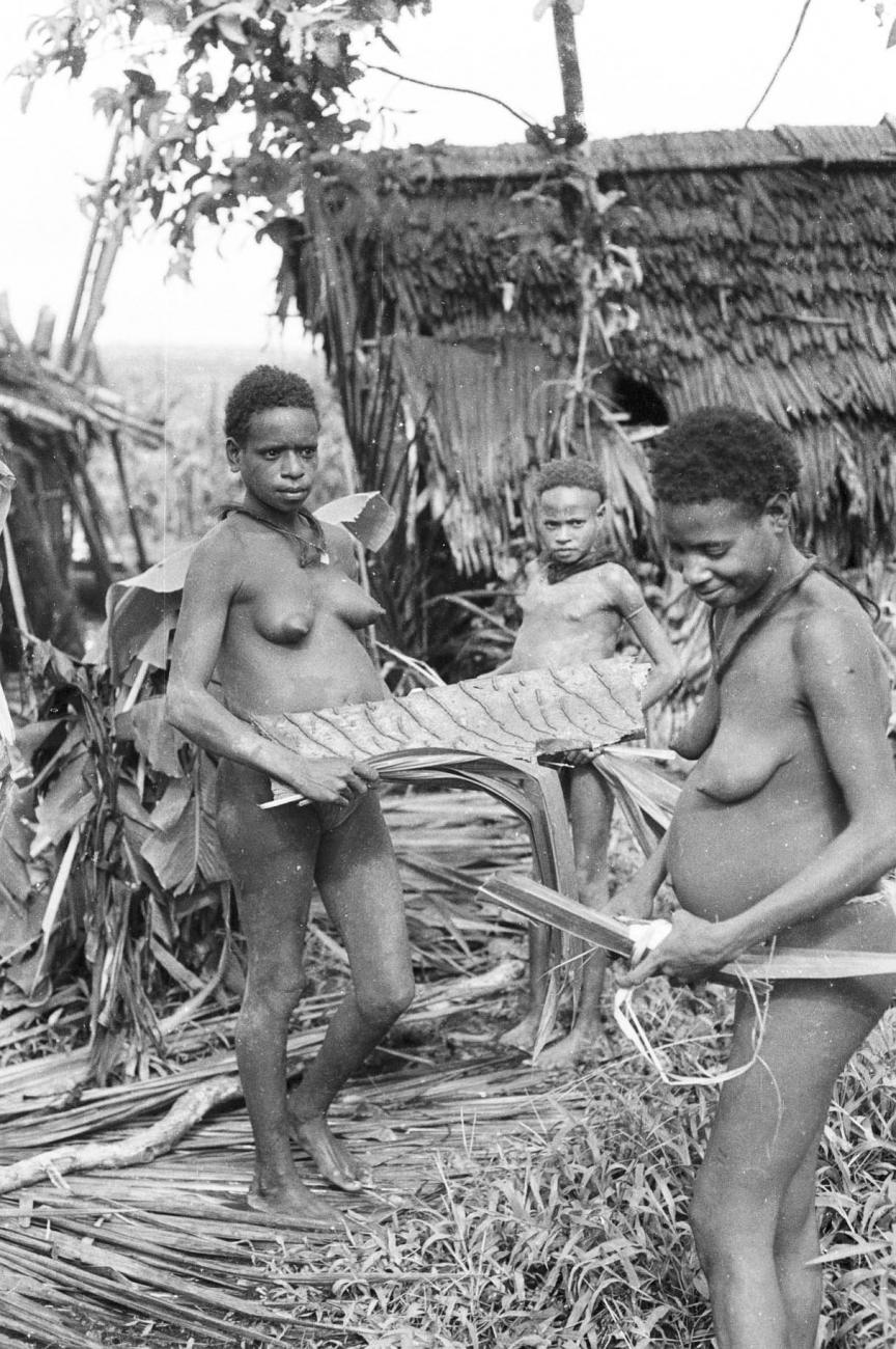 BD/133/294 -
Tocht Merauke-Kepi-Cook: Vrouwen bezig met bananenbladeren