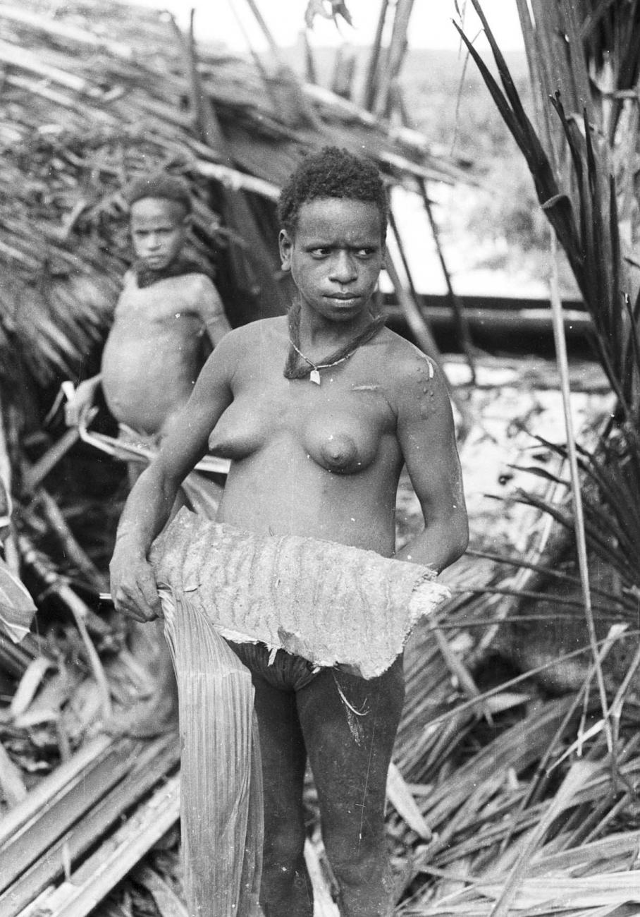 BD/133/295 -
Tocht Merauke-Kepi-Cook: Vrouw bezig met bananenbladeren
