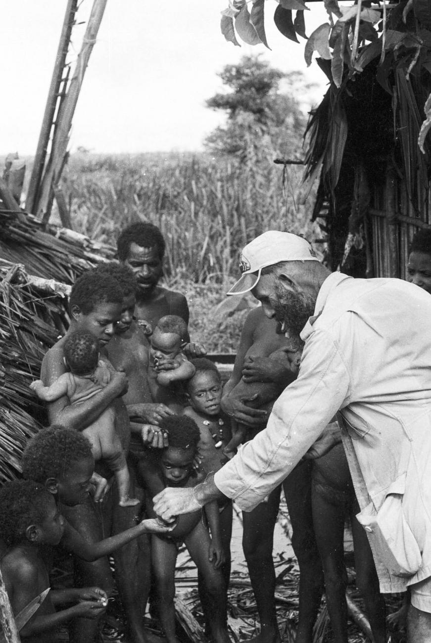 BD/133/296 -
Tocht Merauke-Kepi-Cook: Een zendeling deelt iets uit aan kinderen