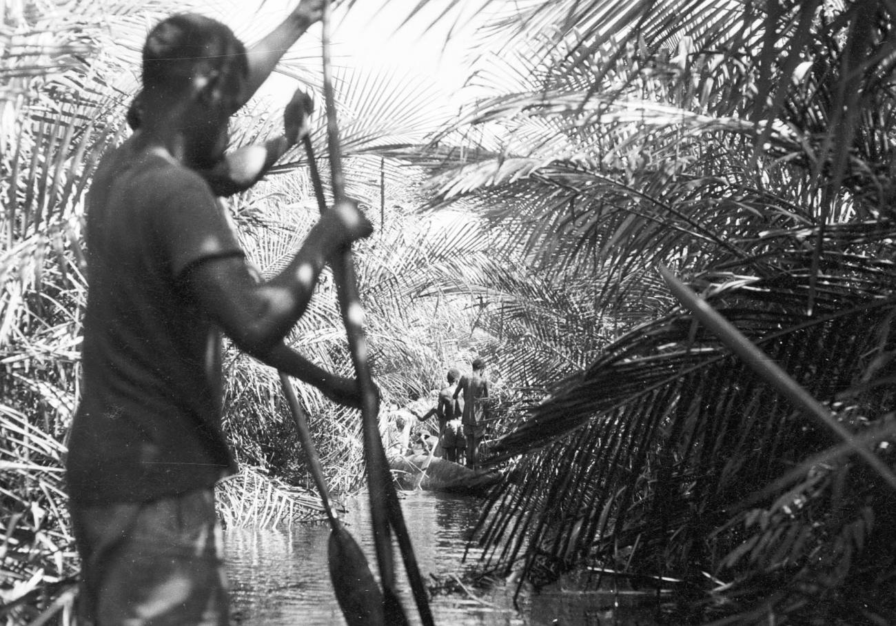 BD/133/305 -
Tocht Merauke-Kepi-Cook: Varend door een dichte begroei