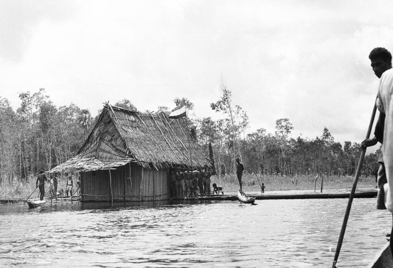 BD/133/314 -
Tocht Merauke-Kepi-Cook: Hut aan het water