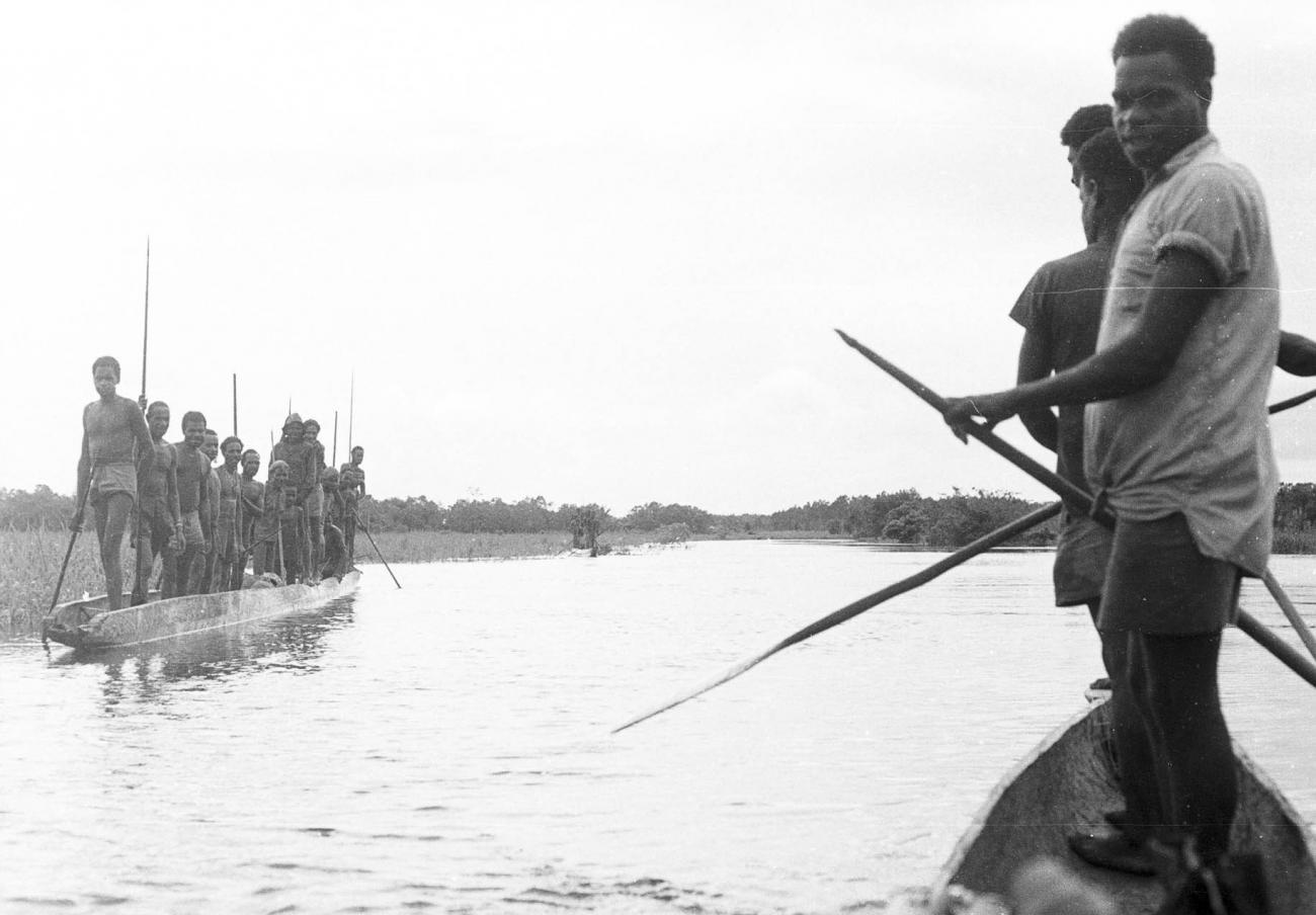 BD/133/317 -
Tocht Merauke-Kepi-Cook: Papoea's in prauwen op het water