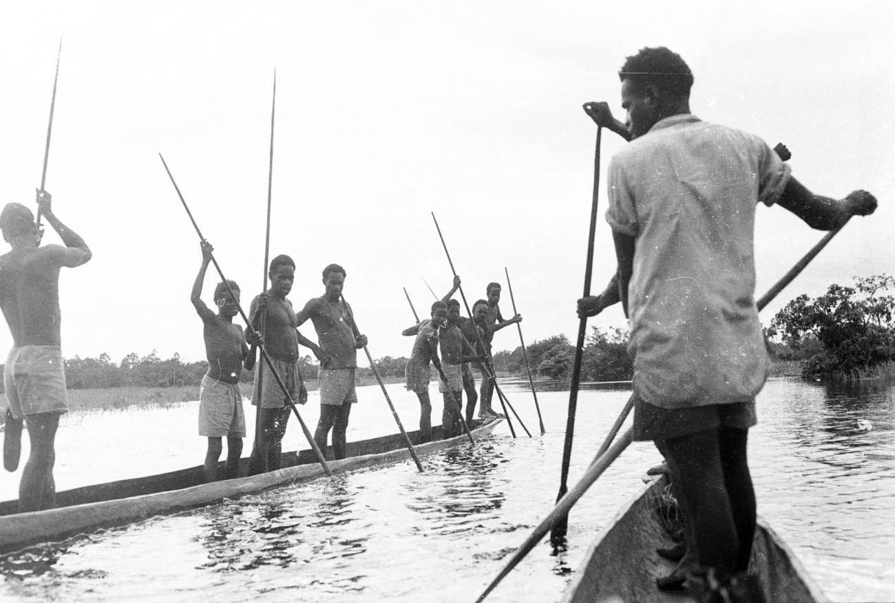 BD/133/318 -
Tocht Merauke-Kepi-Cook: Papoea's in prauwen op het water