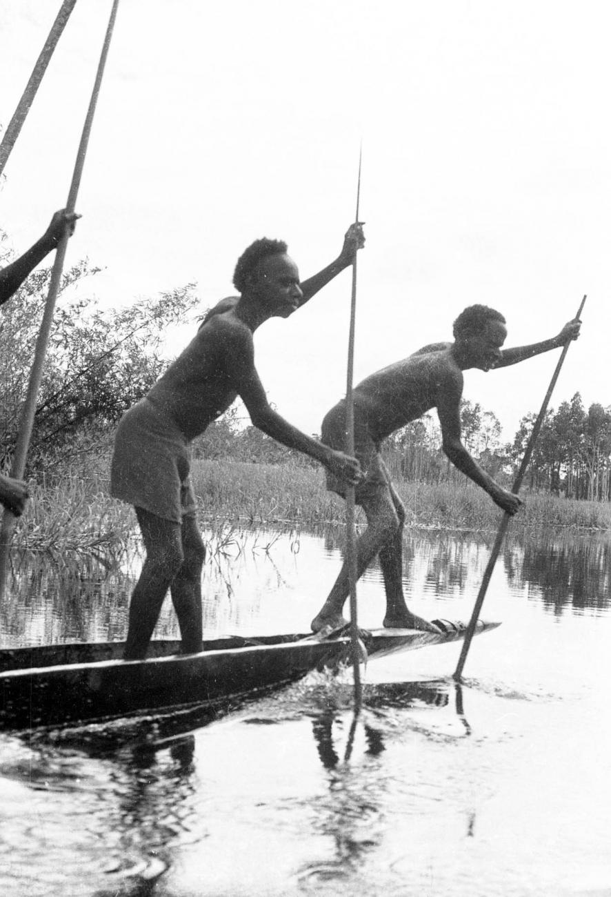 BD/133/319 -
Tocht Merauke-Kepi-Cook: Papoea's in prauwen op het water