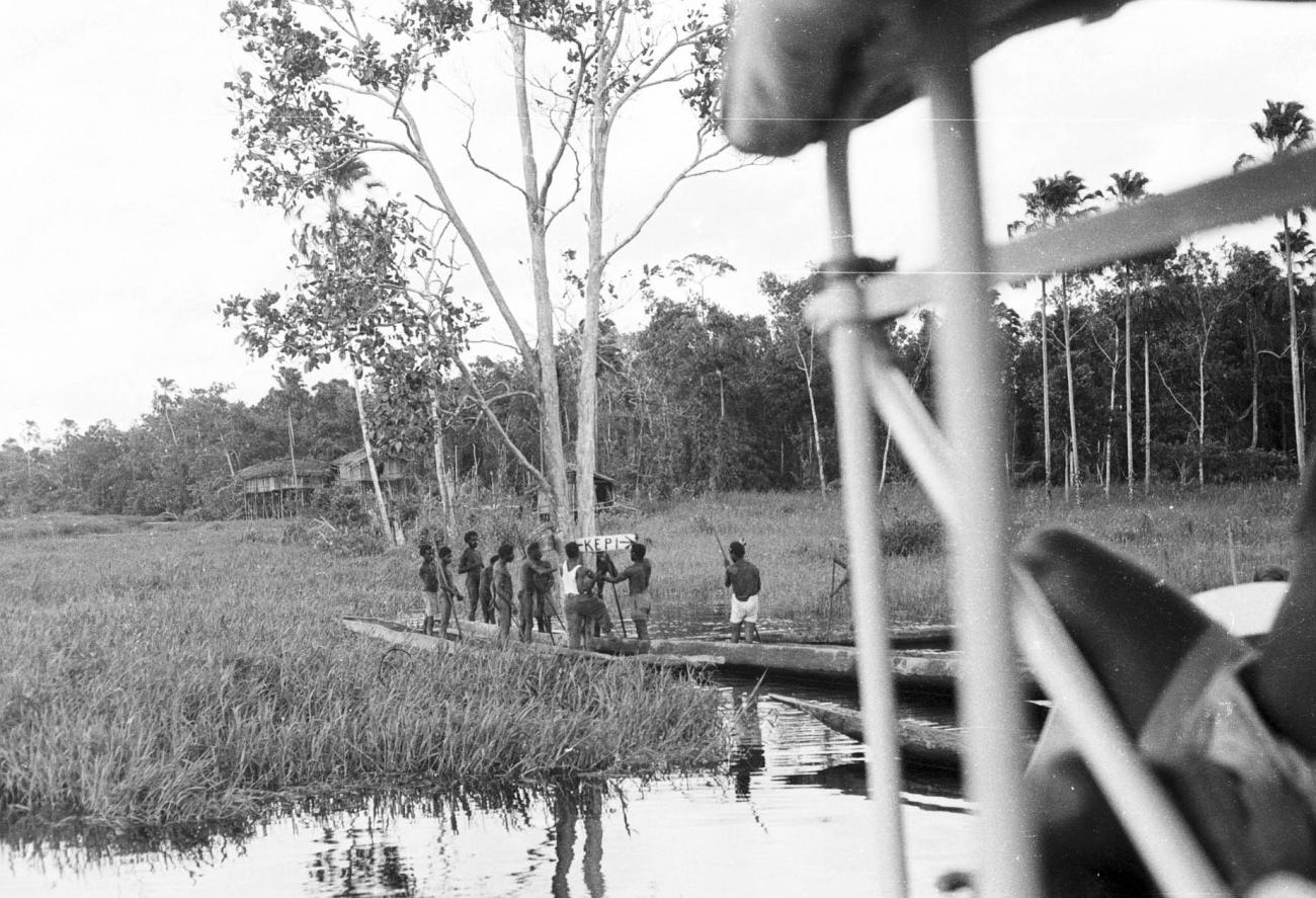 BD/133/321 -
Tocht Merauke-Kepi-Cook: Aankomst te Kepi