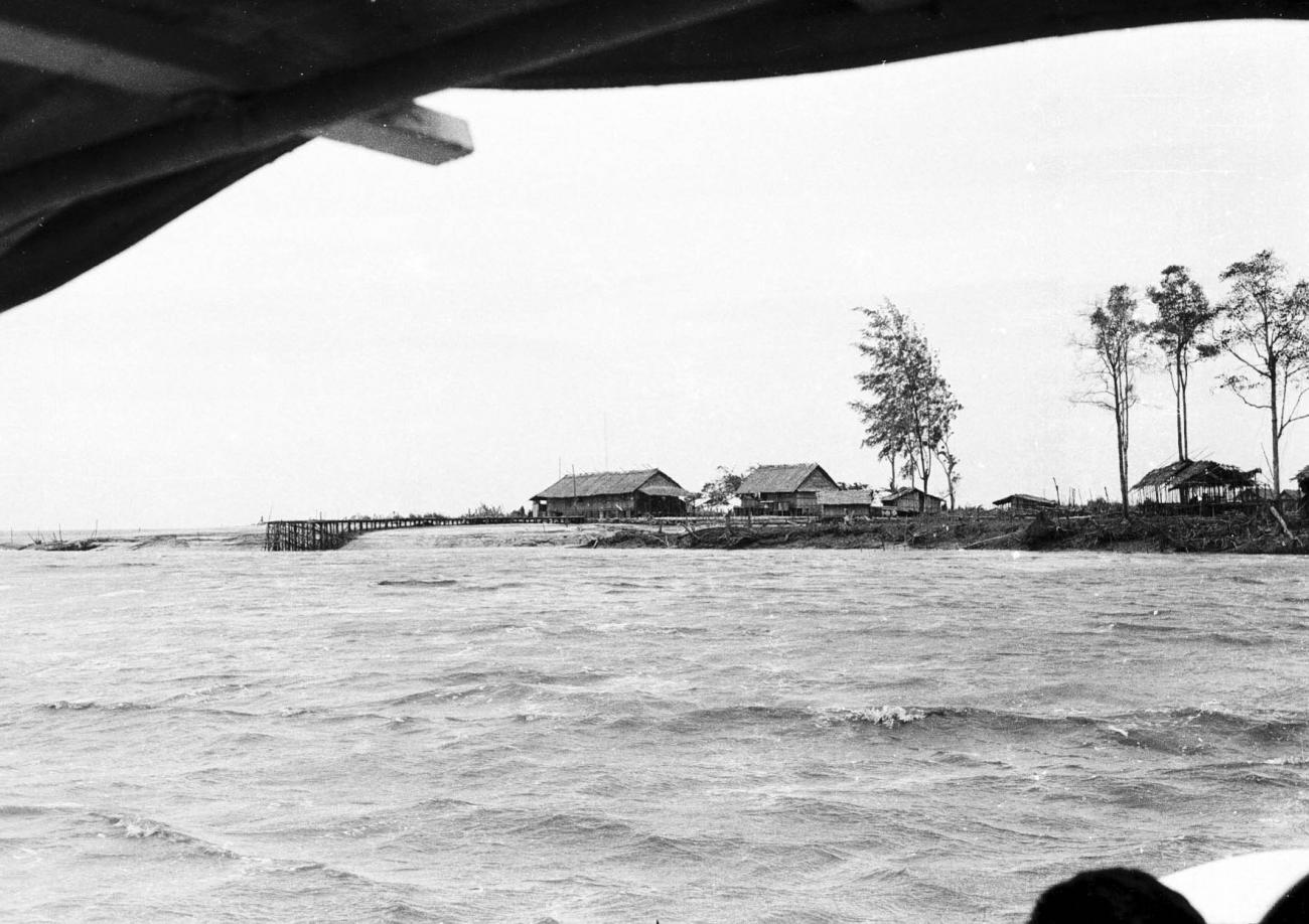 BD/133/324 -
Tocht Merauke-Kepi-Cook: Uitzicht over het water op de nederzetting