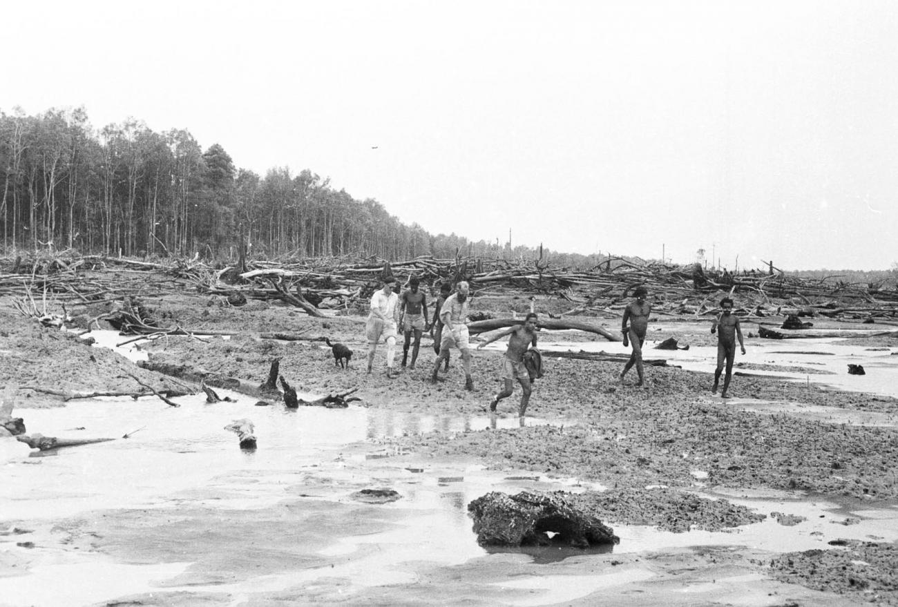 BD/133/325 -
Tocht Merauke-Kepi-Cook: Op de oever met aangespoeld hout
