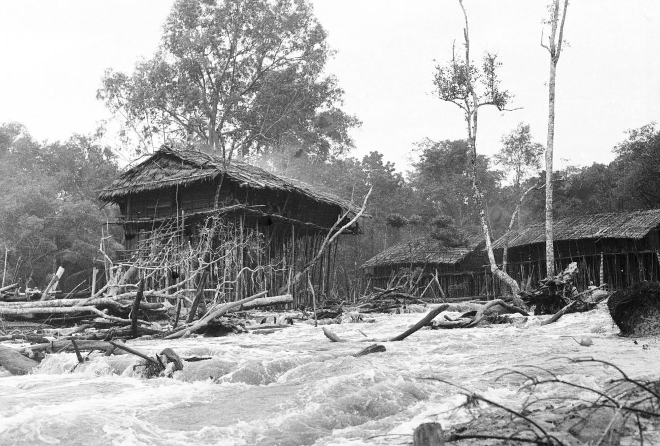BD/133/326 -
Tocht Merauke-Kepi-Cook: Hutten aan het water tijdens een overstroming
