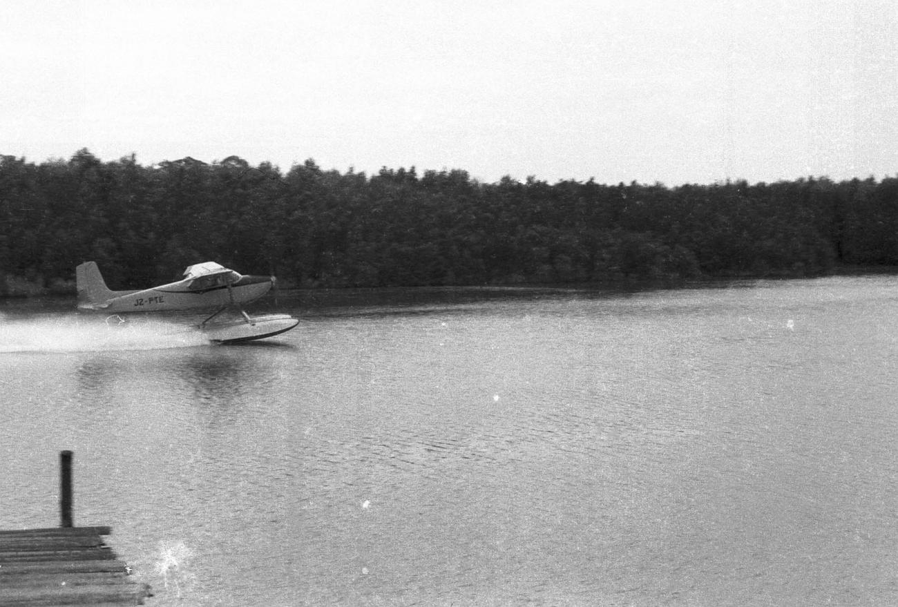 BD/133/329 -
Landing van een vliegtuig op het water