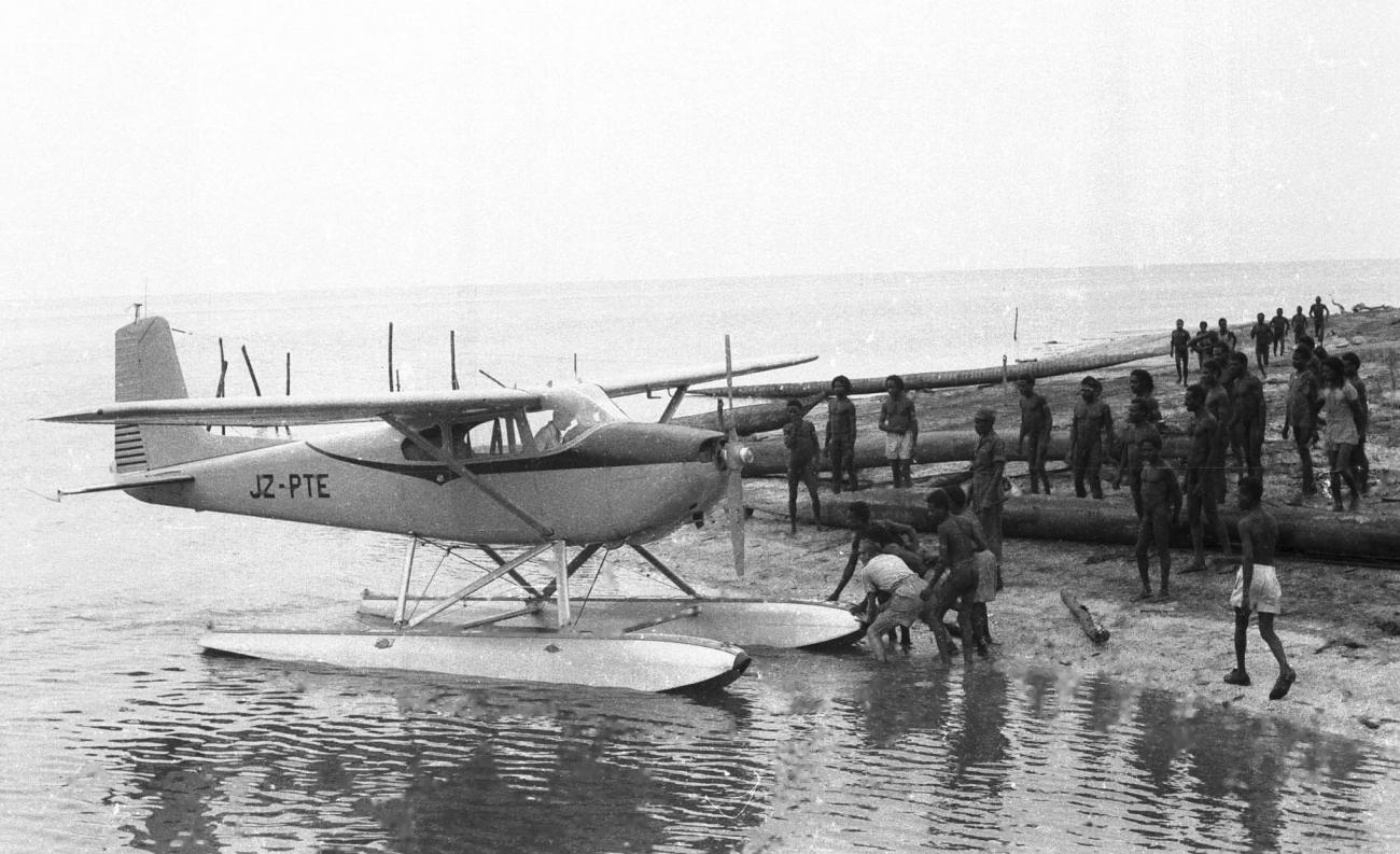 BD/133/330 -
Landing van een vliegtuig op het water