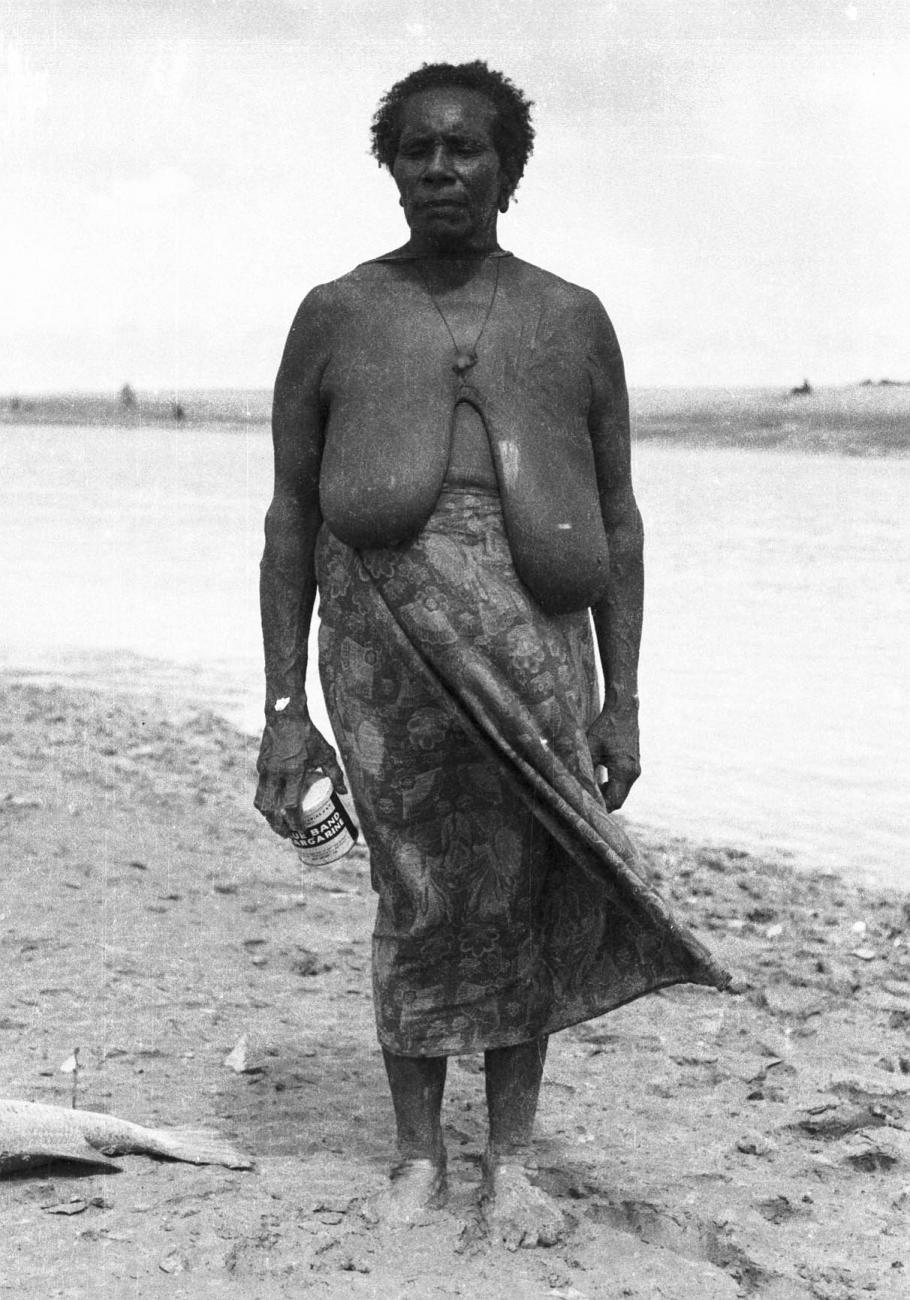 BD/133/353 -
Portret van een Asmat vrouw