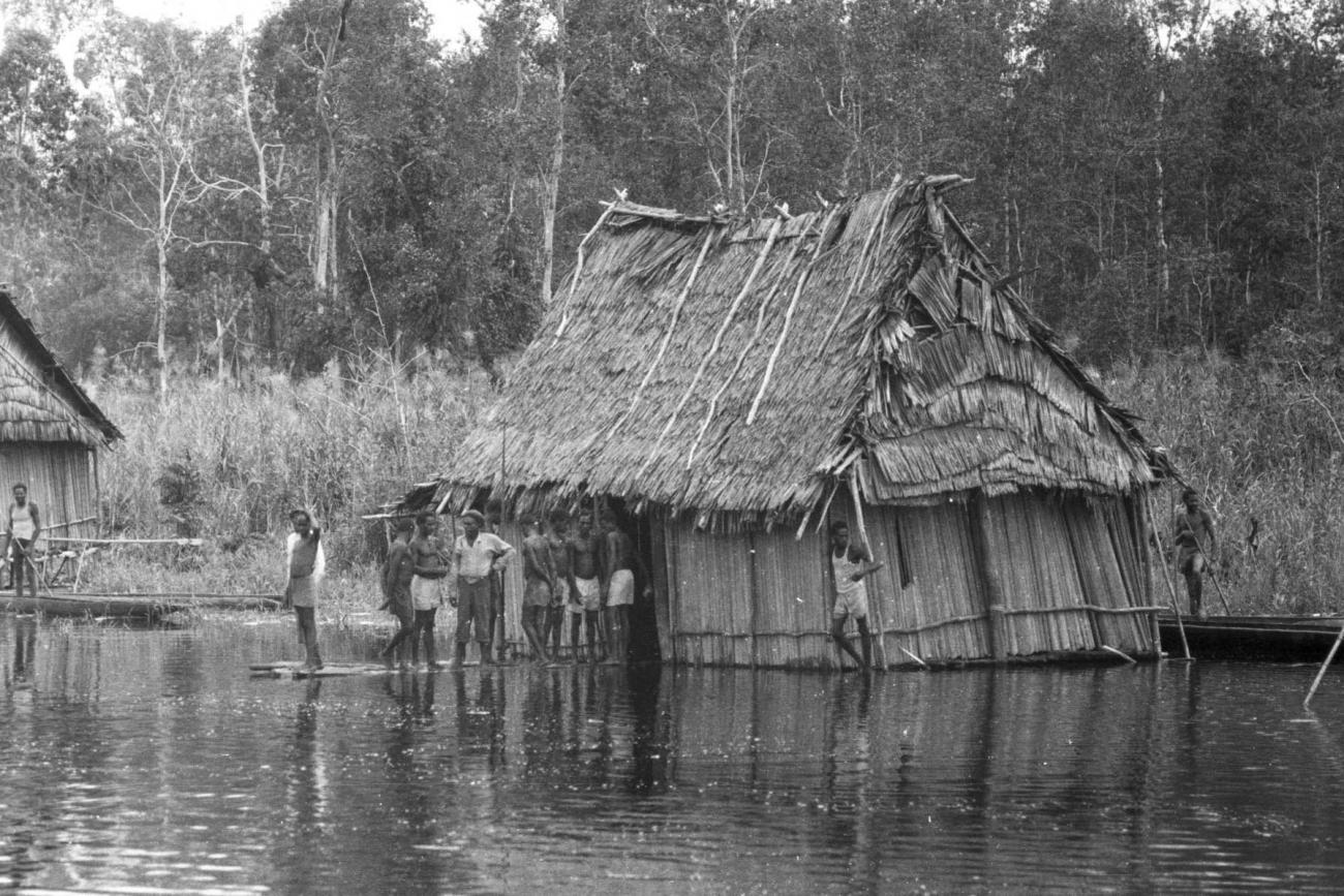 BD/133/416 -
Hut aan het water