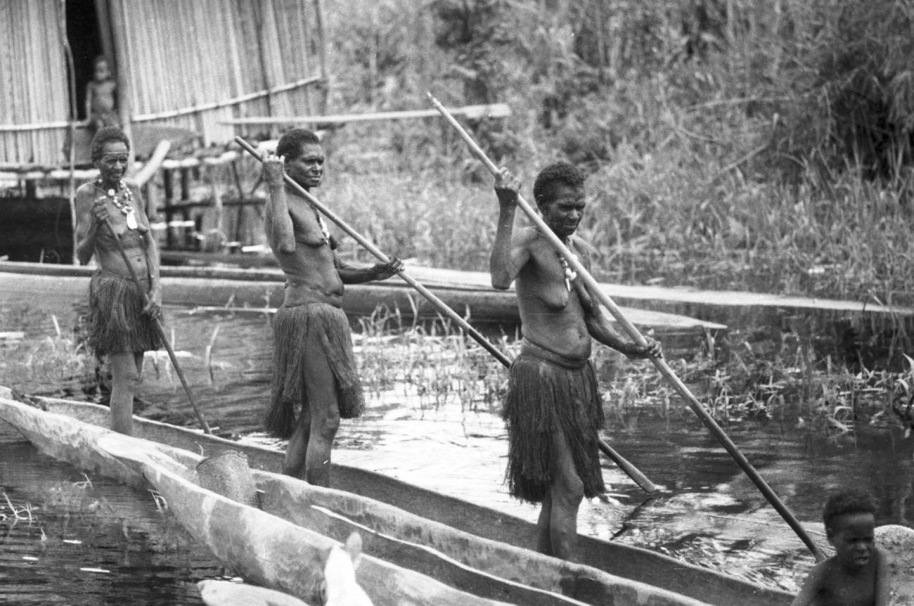 BD/133/427 -
Tocht Merauke-Kepi-Cookrivier vv: Vrouwen in een prauw