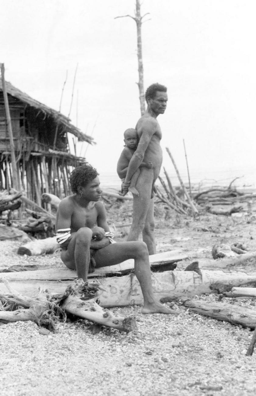 BD/133/42 -
Trip Merauke-Kapi: Picture of two Marind-anim men with a todler