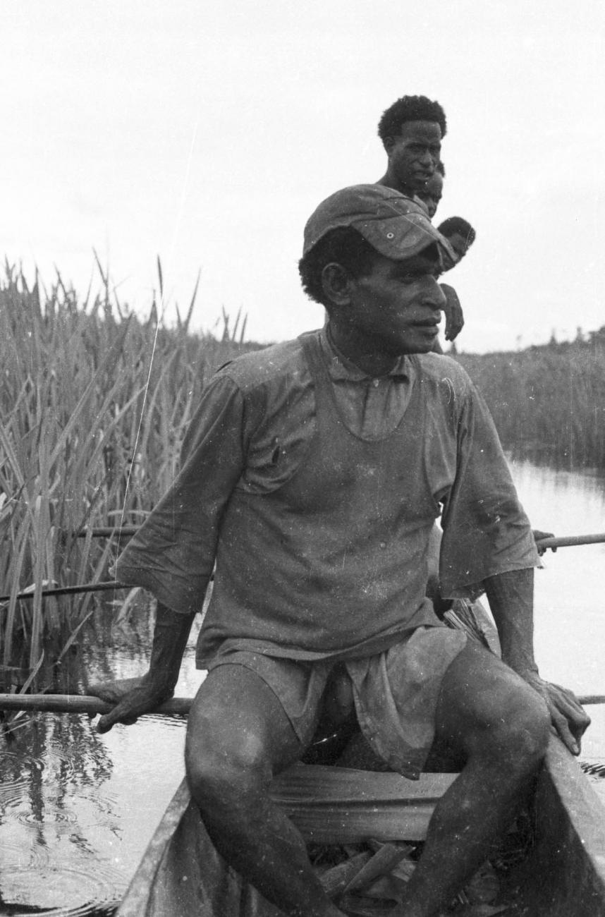 BD/133/432 -
Tocht Merauke-Kepi-Cookrivier vv: Portret van een man in een prauw