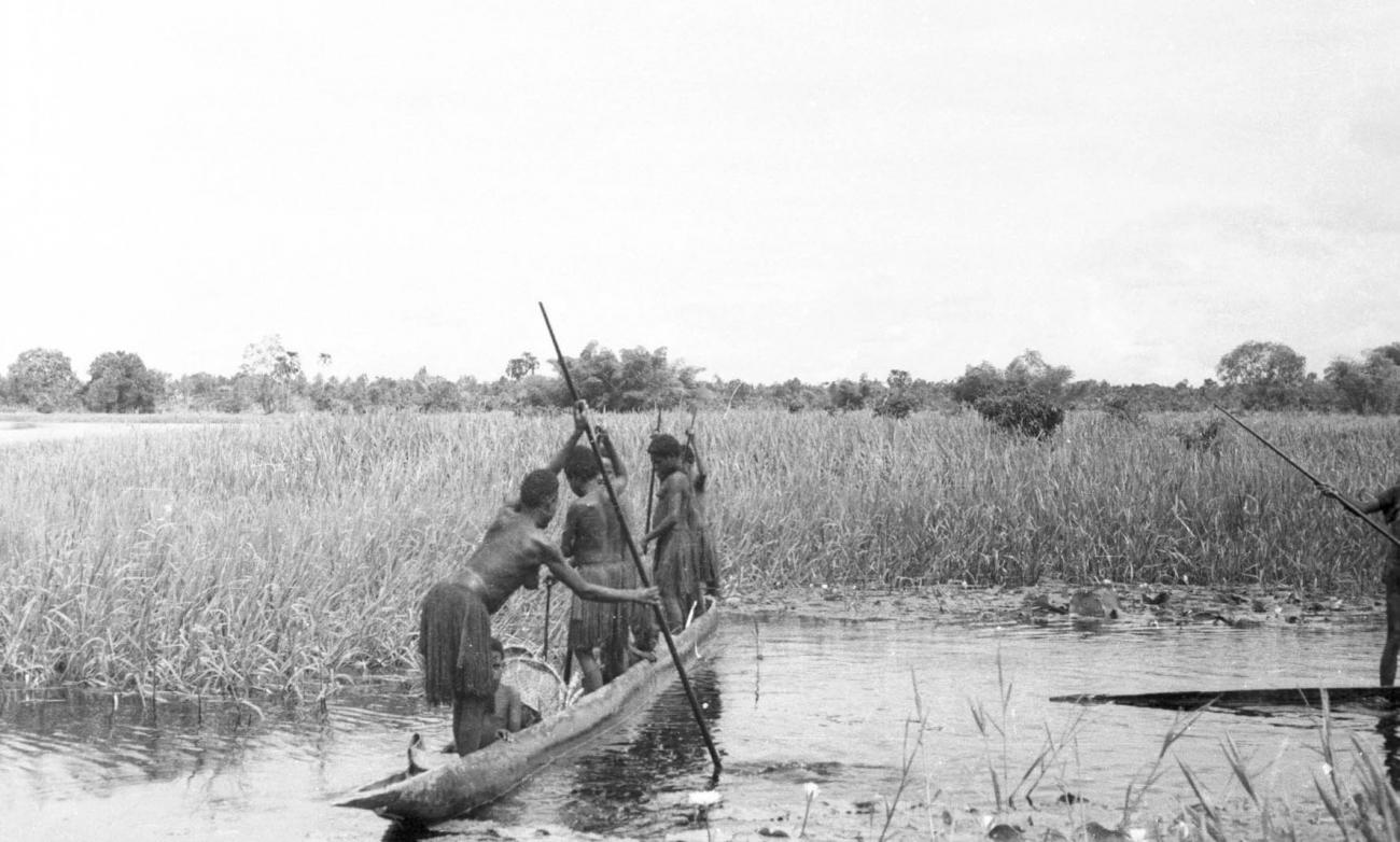 BD/133/433 -
Tocht Merauke-Kepi-Cookrivier vv: Mannen in een prauw